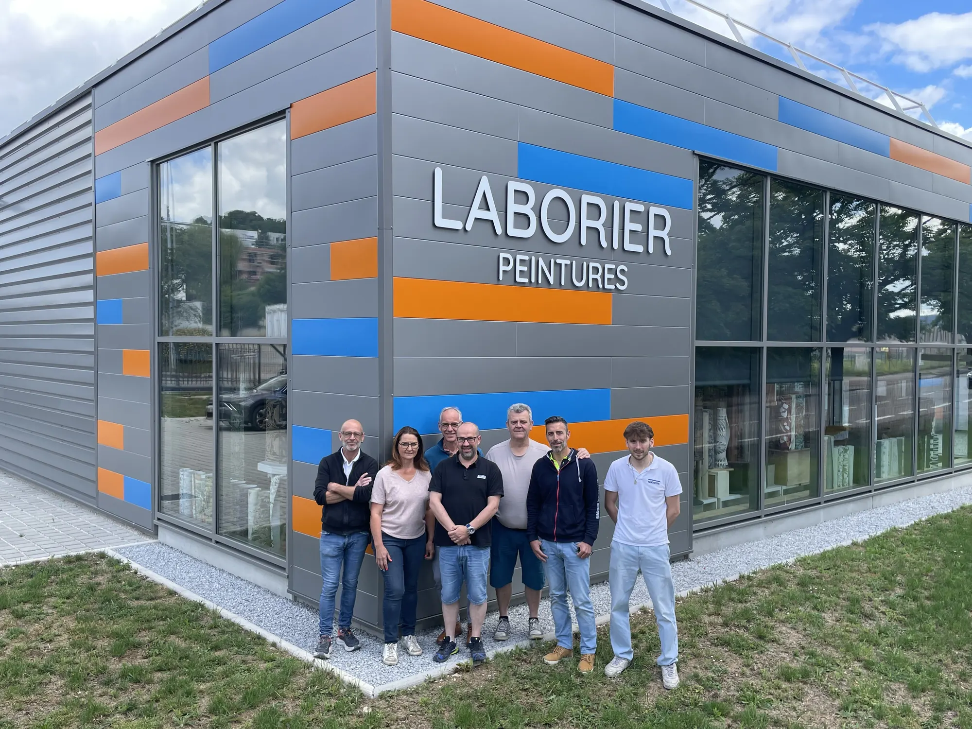 L'équipe Laborier Peintures devant le magasin de Besançon