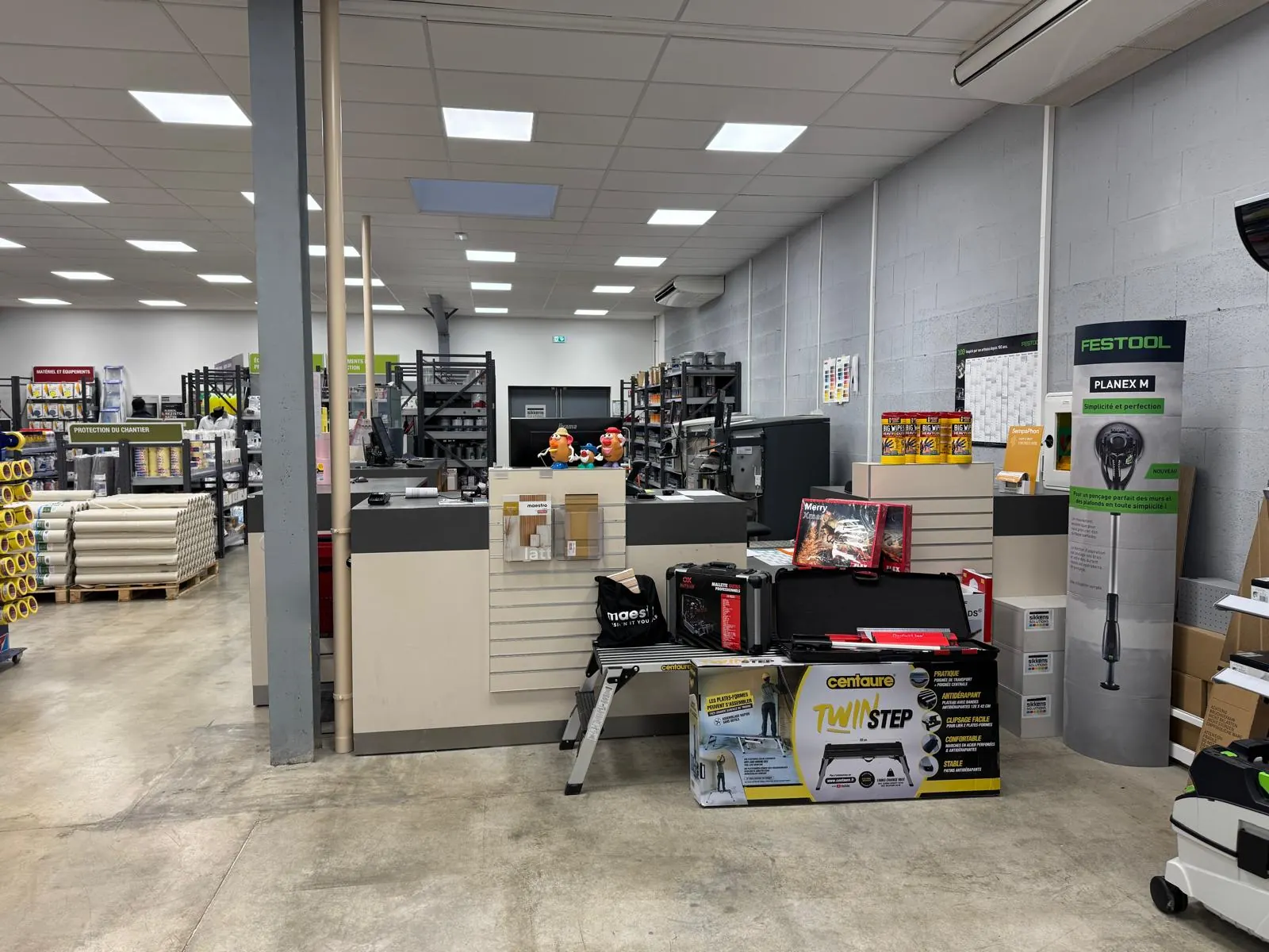 Comptoir d'accueil d'un magasin Laborier Peintures