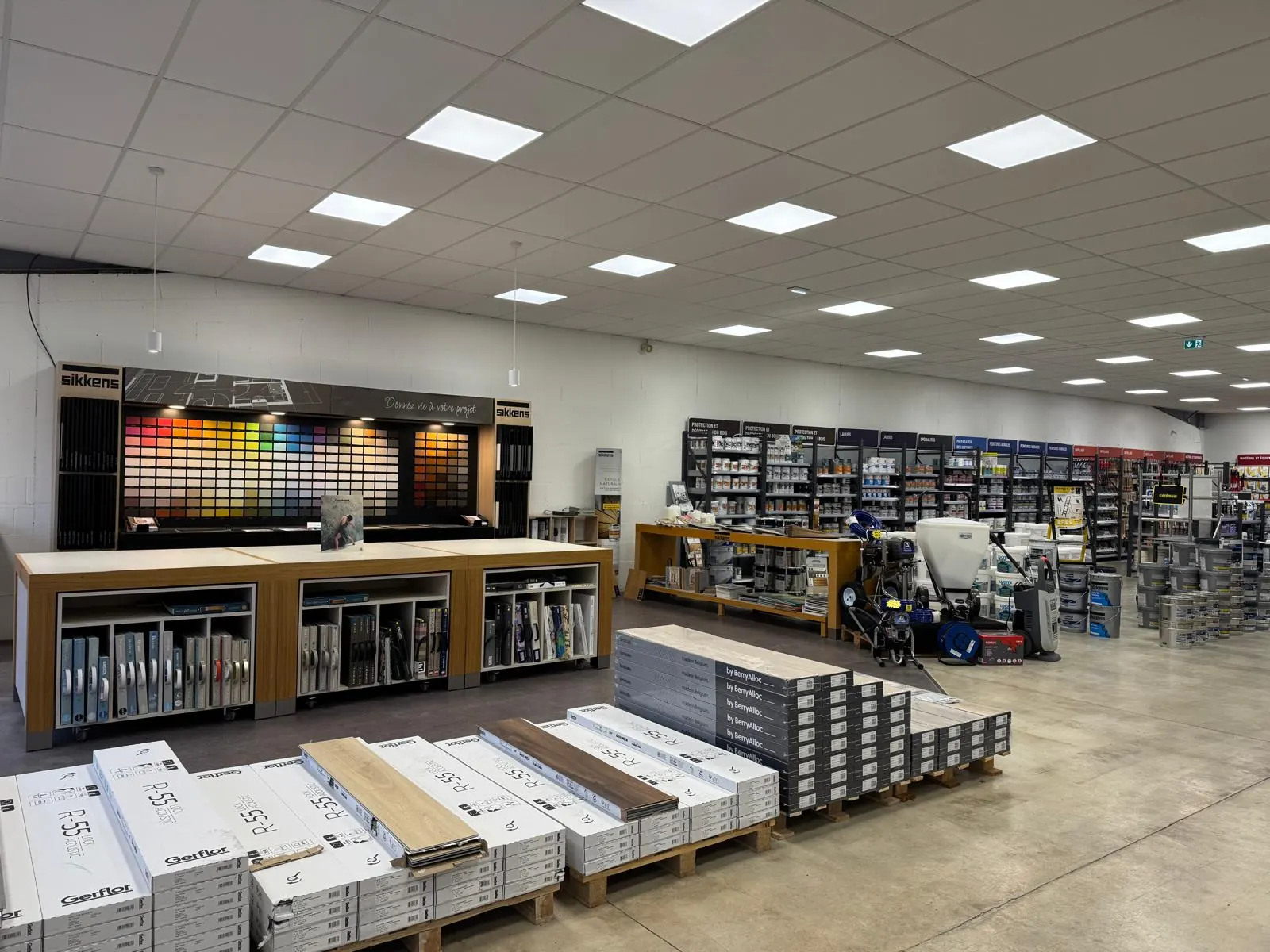 Nuancier Sikkens et rayons de peinture dans un magasin Laborier