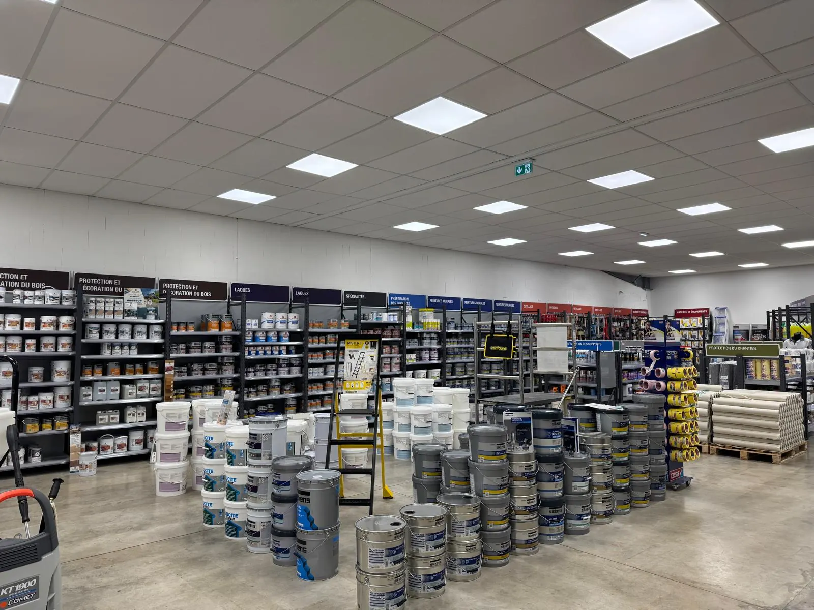 Rayons de peintures Trimétal et Sikkens dans un magasin Laborier