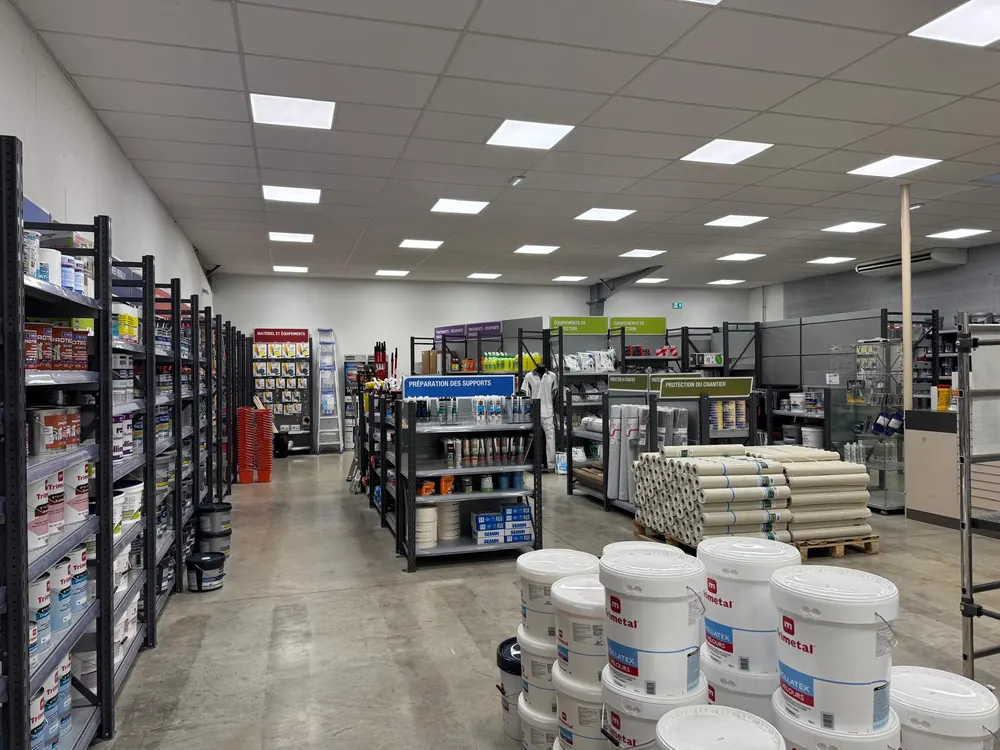 Rayons de peintures et matériel dans un magasin Laborier
