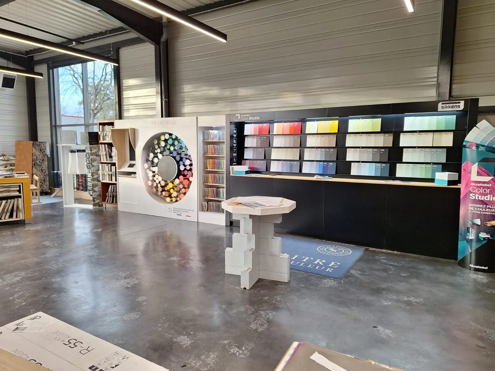 Le nuancier AkzoNobel Color Studio et le présentoir Hypnotik dans un showroom Laborier