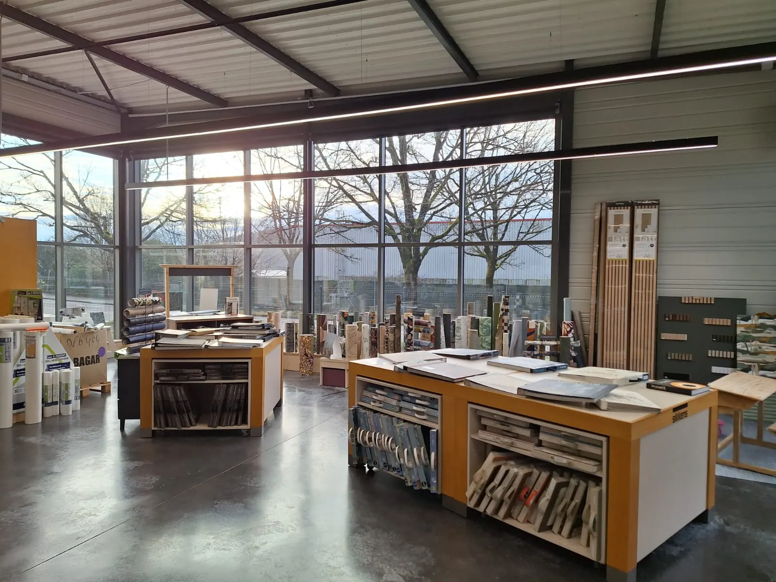 Showroom Laborier baigné de lumière naturelle
